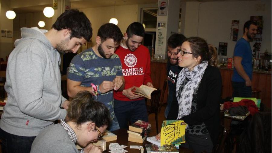 Estudantes rexistran os primeiros libros recibidos na zona de bookcrossing habilitada na 'Bal y Gay'