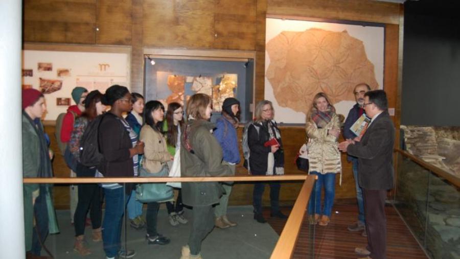 Javier Bueno, á dereita, dá a benvida á delegación estadounidense na Domus do Mitreo