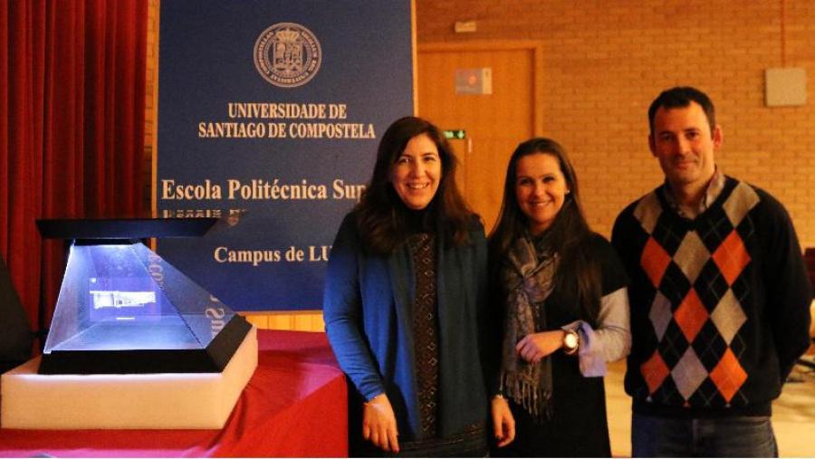 Iniesto, Trigo e Cordero, xunto coa pirámide holográfica da Porta Folsa da muralla romana de Lugo