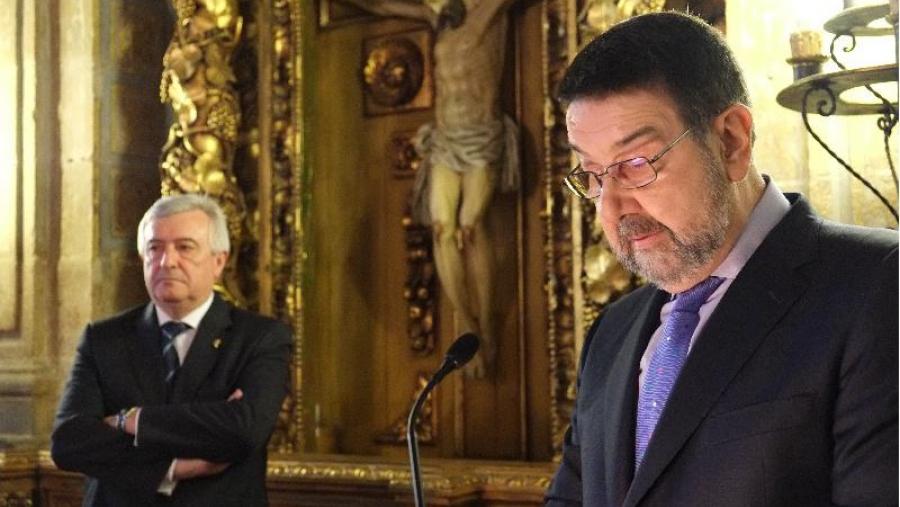 Juan Gestal nun momento da súa toma de posesión presidido polo reitor Juan Viaño (esquerda). Foto: Servimav-USC