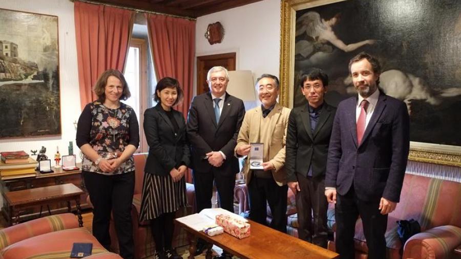 O reitor recibiu no seu despacho de San Xerome a comitiva da Universidade de Aichi Prefectural. Foto: Servimav-USC