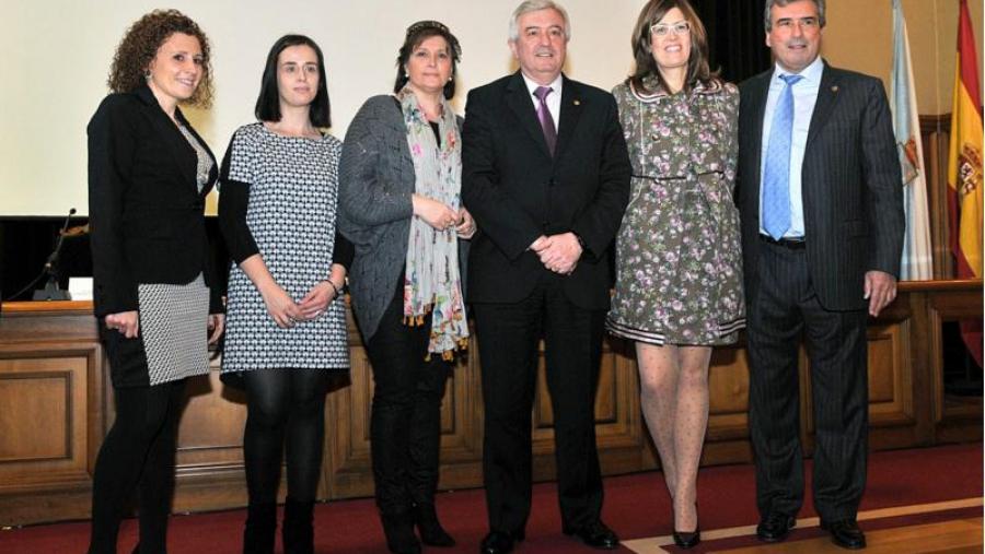 O reitor no centro, coas integrantes de Woman Emprende e Carlos Hernández de Uniempre. Foto: Santi Alvite