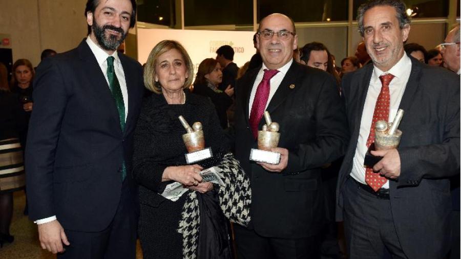 O presidente do COF da Coruña, Héctor Castro; a decana de Farmacia da USC, Isabel Sández; o presidente de Cofano, Manuel Muradás; e o presidente de Cofaga, Miguel Reviejo. Foto: Correo Farmacéutico...