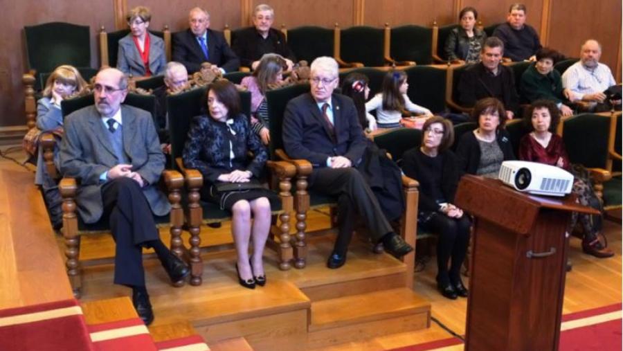 En primeiro termo e dende a esquerda, os docentes que recolleron o Sarmiento de Honra Joaquín Díaz de Bustamante, Herminia García Ruso e José Cajide Val (Foto: SERVIMAV)