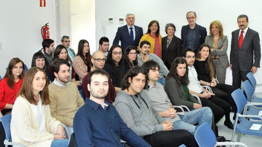 Foto de grupo das autoridades cos mozos e mozas seleccionados polo programa JUZZ (Foto: Santi Alvite)