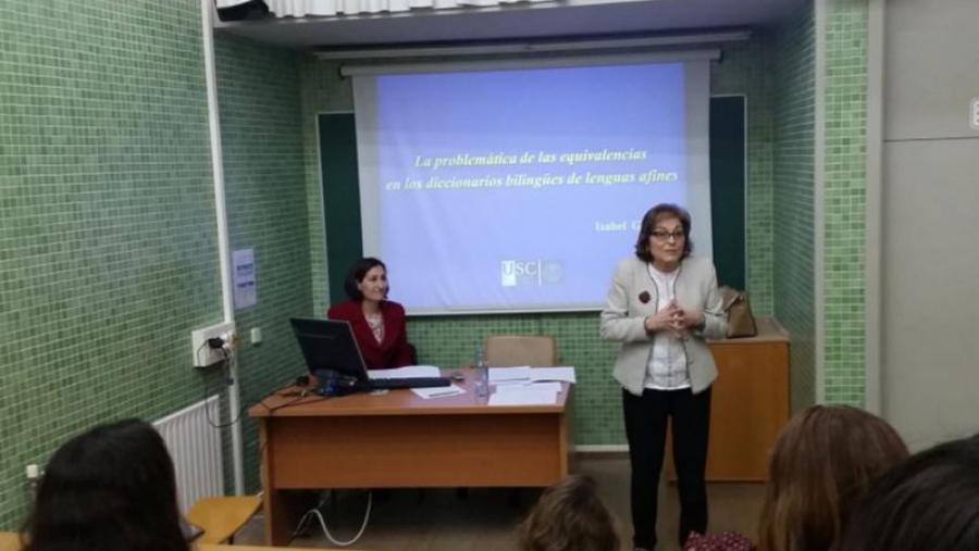 Isabel González foi a encargada de impartir a conferencia inaugural, nunha xornada na que estivo acompañada da coordinadora das xornadas, a profesora María Teresa Sanmarco Bande