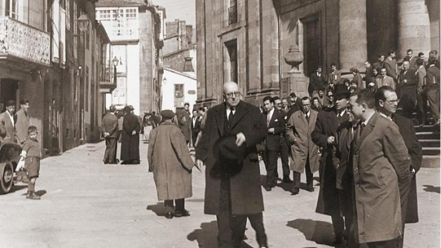 Otero Pedrayo diante do edificio da Facultade de Xeografía e Historia