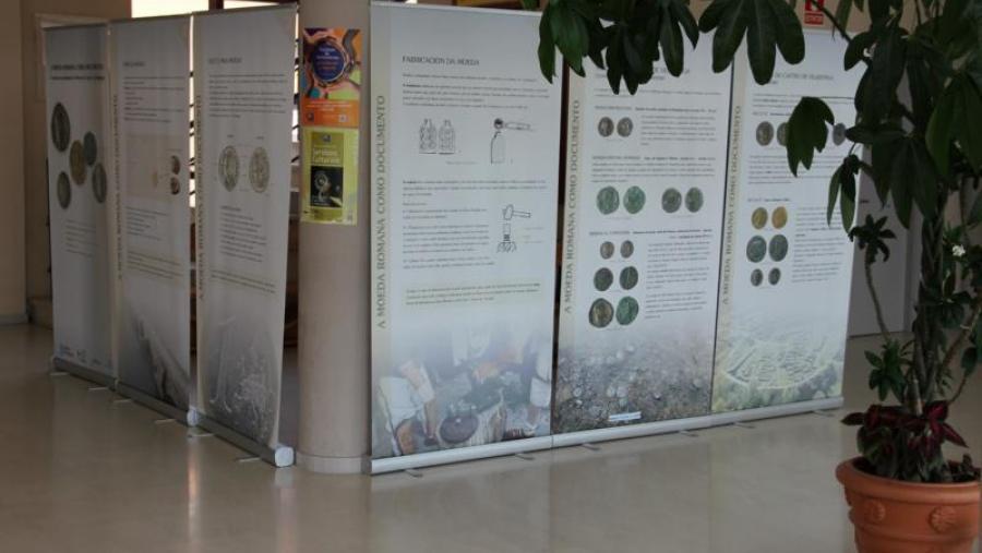 Paneis da exposición 'A moeda como documento' aberta na Facultade de Humanidades