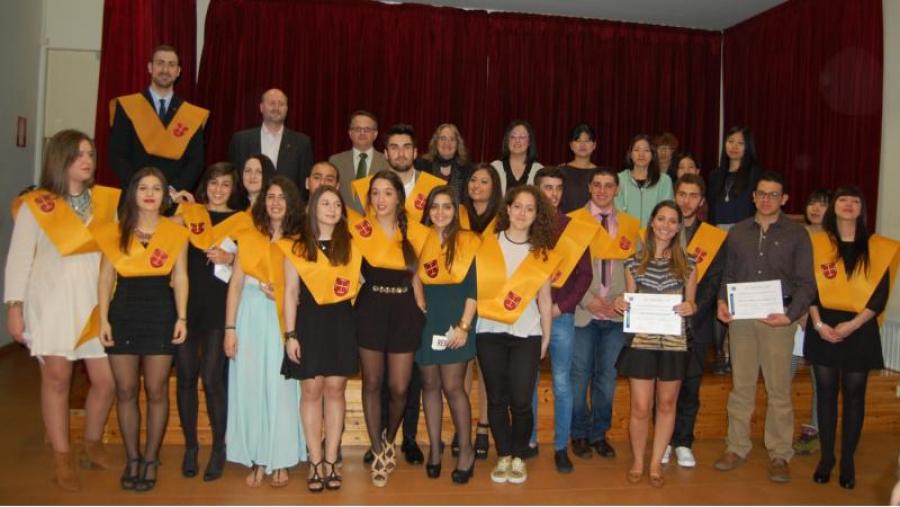 Estudantes e autoridades académicas, no acto académico da residencia Jesús Bal y Gay