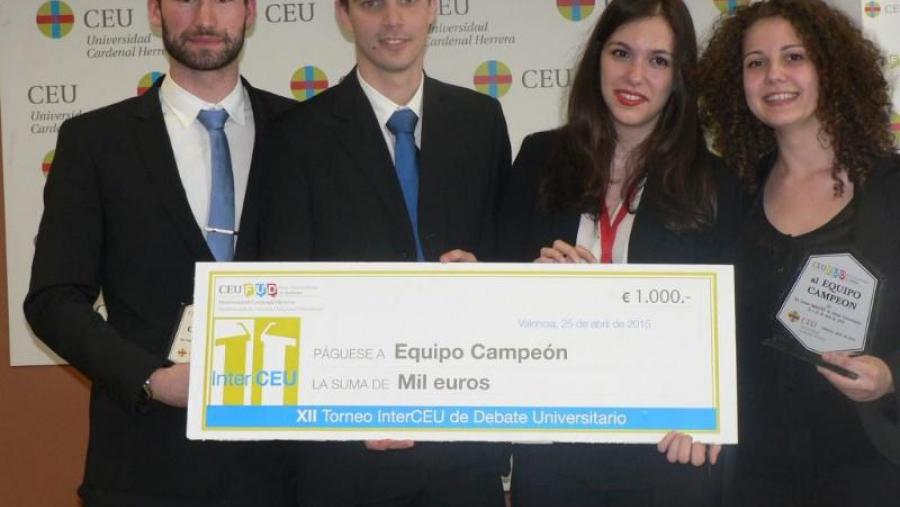 O equipo compostelán proclamouse campión do torneo logo de vencer en todos o debate, ademais de que o seu capitán (primeiro pola esquerda) recibiu o recoñecemento ao Mellor Orador. Foto: Club de...