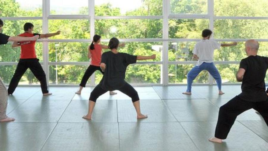 A Área de Deportes desenvolverá entre maio e xullo un programa específico de actividades de verán