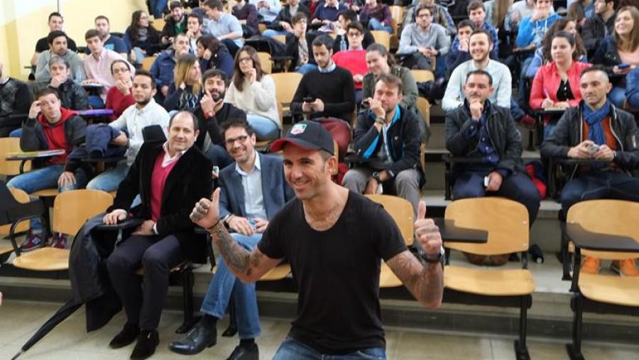 O ultrafondista e empresario Josef Ajram pronunciou unha conferencia na Facultade de Ciencias Económicas e Empresariais (Foto: SERVIMAV-USC)