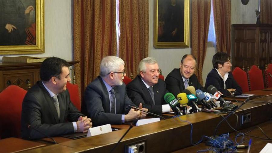 De esquerda a dereita, Román Rodríguez , Xosé Luís Armesto, Juan Viaño, Salustiano Mato e Rocío Mosquera. Foto: Servimav-USC
