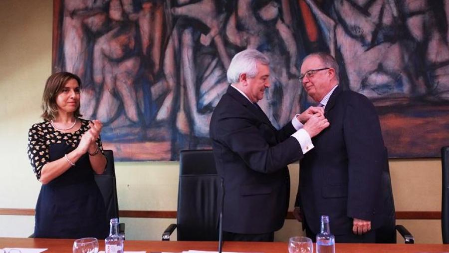 O reitor impúxolle a Insignia de Ouro a José Carlos de Miguel en presenza da decana Emilia Vázquez (Foto: SERVIMAV-USC)
