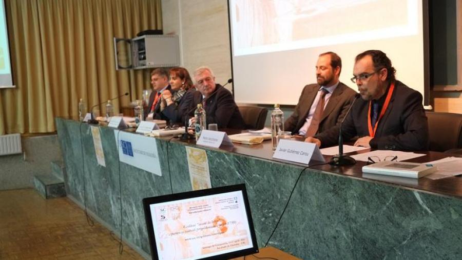 O encontro celebrarase ata o venres 17 na Facultade de Filoloxía, onde o reitor Juan Viaño (no centro) o inaugurou este mércores. Foto: Servimav-USC