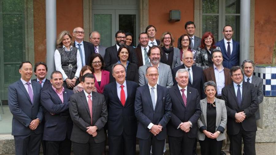 Foto de grupo dos participantes na xuntanza de vicerreitores e vicerreitoras de RedEmprendia (Foto: SERVIMAV-USC)