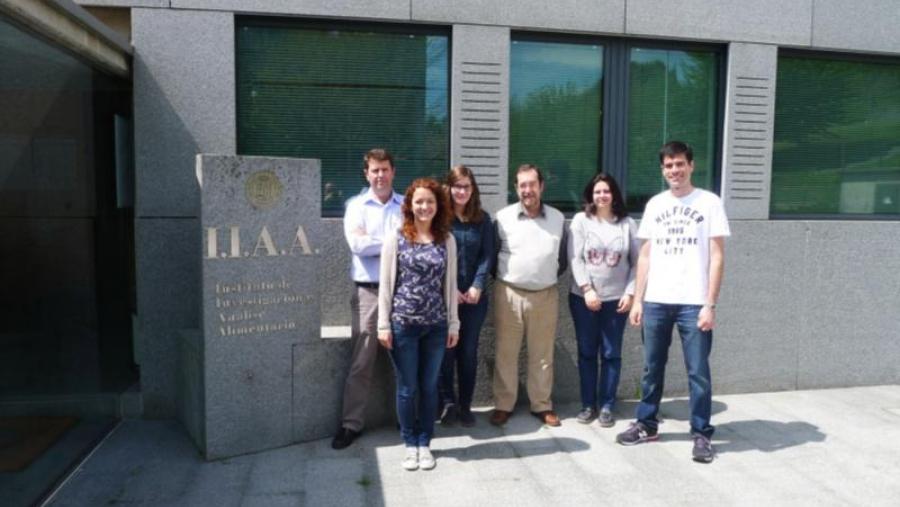 Isaac Rodríguez e Rosa Montes, primeiros pola esquerda, e Jorge Casado (primeiro pola dereita), xunto a integrantes do grupo ChromChem
