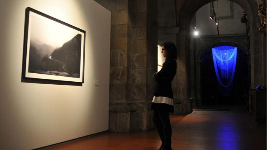 O fotógrafo Vari Caramés é un dos doce artistas da exposición (Foto: Santi Alvite)