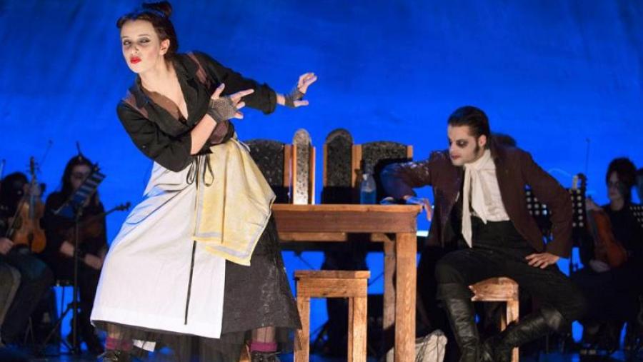 En primeiro termo Helena Salgueiro, en presenza de Miguel Gendre e, ao fondo, a Orquestra do Espazo de Cámara da USC. Foto: Aula de Teatro da USC