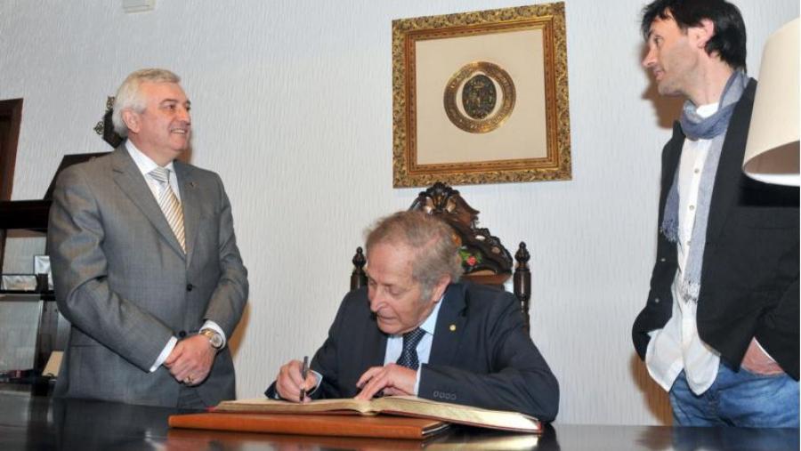 Claude Cohen-Tannoudji asinou no libro de Honra da USC en presenza do reitor e de Jorge Mira. Foto: Santi Alvite