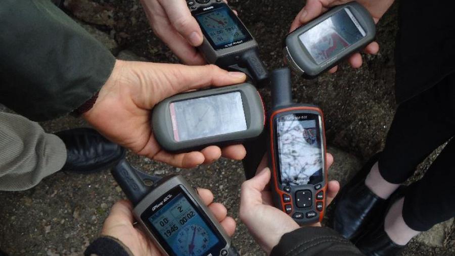 Usuarios amosan os seus dispostivos GPS