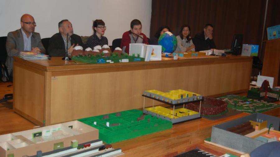 Represenantes da USC e da ONCE no acto de exposición e entrega do material educativo elaborado por alumnado de Formación de Profesorado