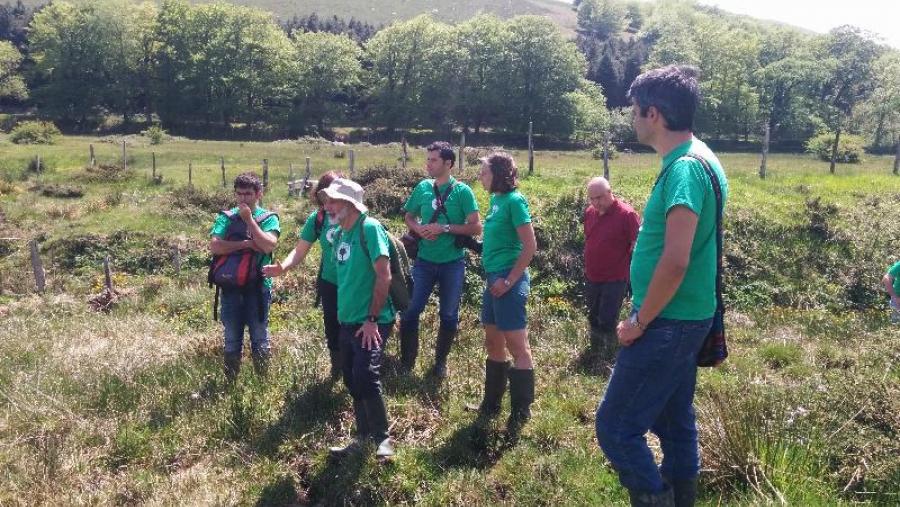 Técnicos e investigadores implicados no proxecto Life-Tremedal, durante unha visita de campo en Navarra