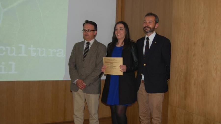 A galardoada Lucía Díaz, entre Bueno e Calaza