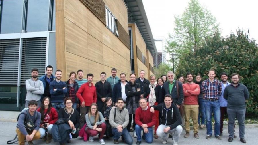 Estudantes e docentes do máster en Enxeñaría da Madeira Estrutural da USC, diante dunha construción de madeira en Italia