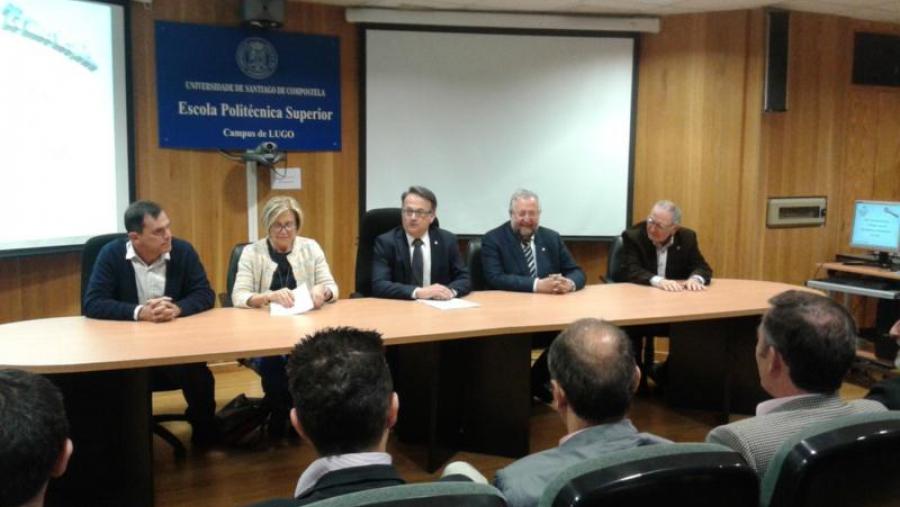 Javier Bueno, no centro da imaxe, presidiu a xornada celebrada na ETSE