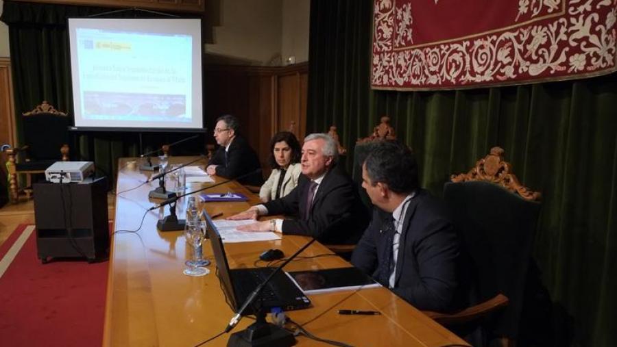 O reitor, no centro, presidiu a inauguración da xornada no Colexio de Fonseca. Foto: Servimav-USC