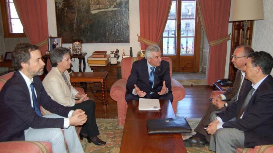 O reitor, no centro, recibiu a Lars Montelius (segundo pola dereita) no despacho de San Xerome