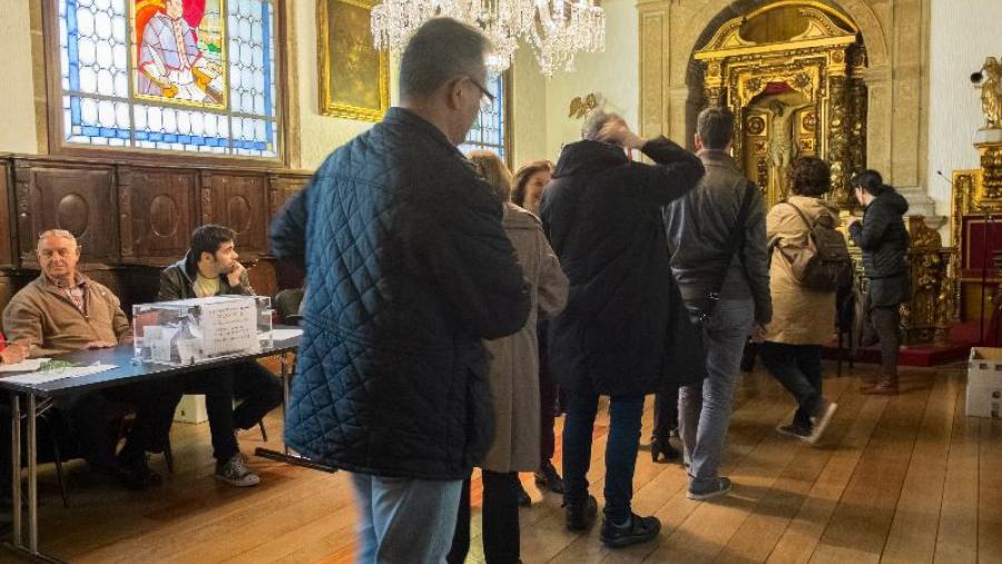 O Persoal de Administración e Servizos exerceu o seu dereito a voto no Colexio de San Xerome. Foto: Minia García
