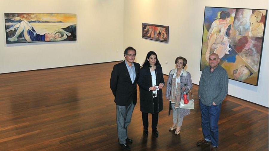 A viúva de Felipe Criado, Mercedes Boado, e o fillo posan diante da obra cos responsables da área de Cultura da USC, Pablo Sampedro e Mercedes Rosón (Foto: Santi Alvite)