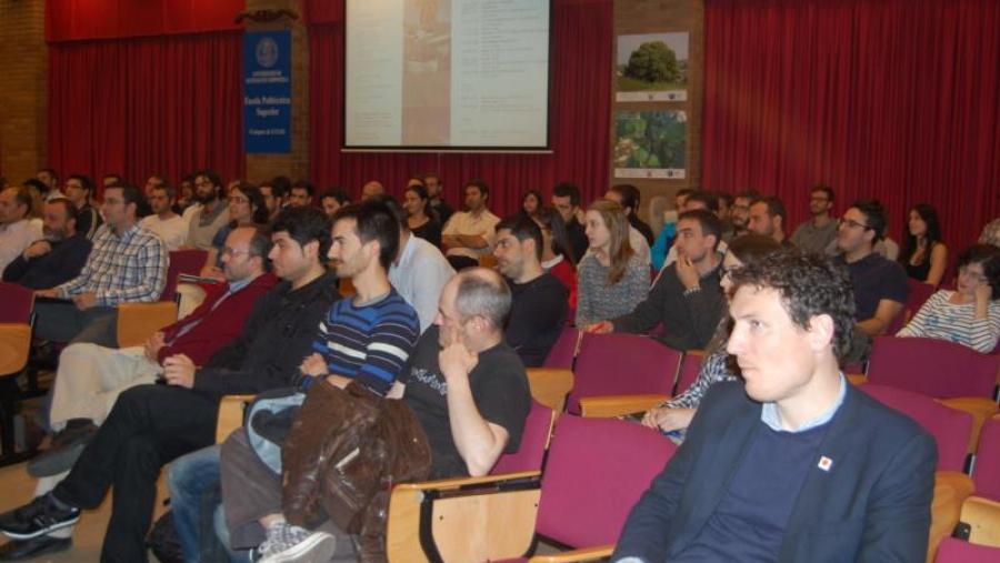 Prorfesionais e titulados universitarios que asisten ao curso na EPS