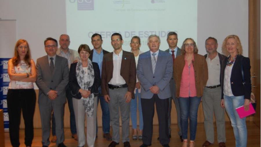 Viaño, no centro, acompañado dos vicerreitores e profesorado do campus de Lugo