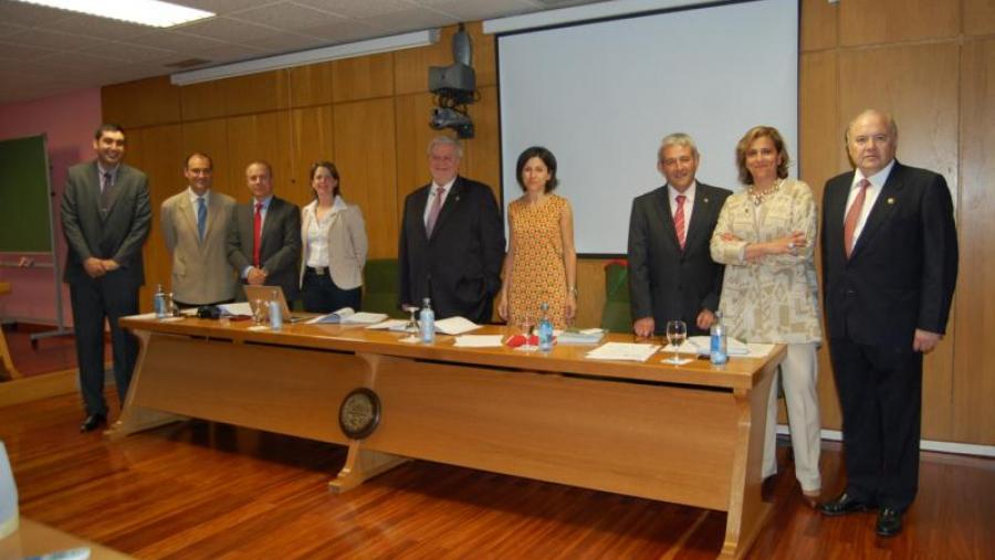 Ángel Abuelo, á esquerda, cos directores e membros do tribunal da súa tese de doutoramento