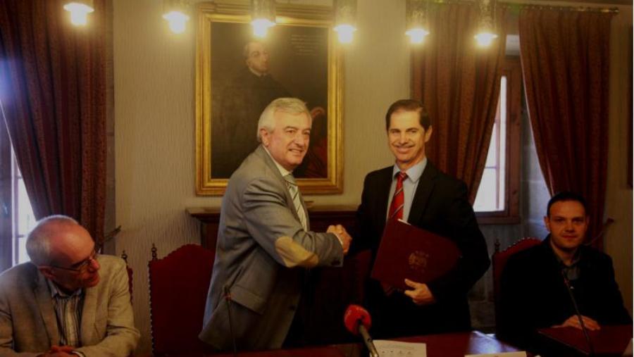 O convenio asinárono Juan Viaño e Francisco Marín en San Xerome (Foto: SERVIMAV-USC)