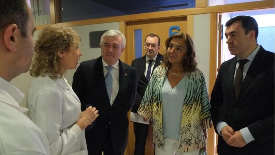 O reitor xunto á secretaria de estado e o conselleiro, reciben as explicacións de Mabel Loza na visita ás instalacións do CIMUS. Foto: Servimav-USC