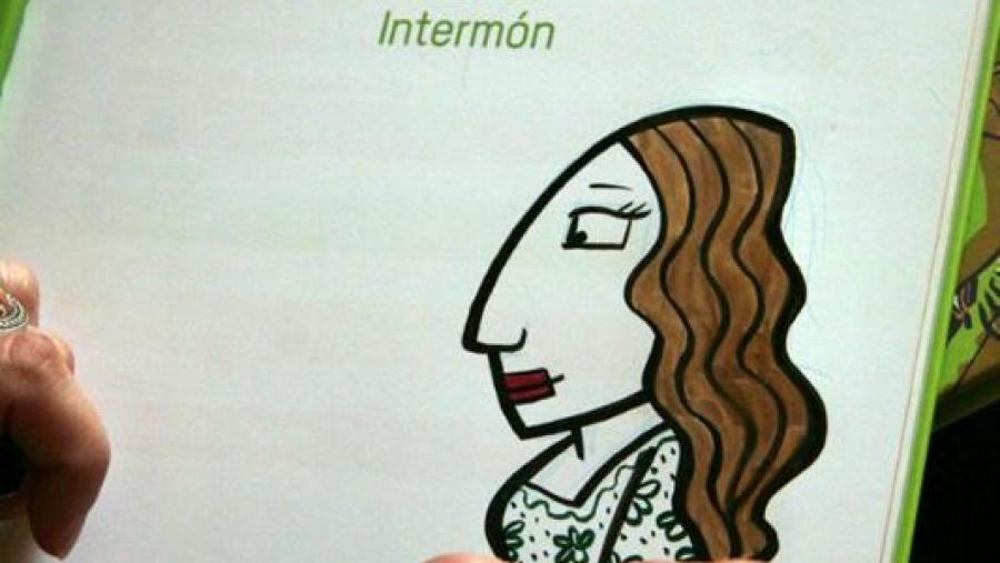 Cristina Durán dedicando un exemplar do catálogo de Viñetas de vida á Biblioteca Internacional da Diversidade Cultural (Foto: CampUSCulturae)