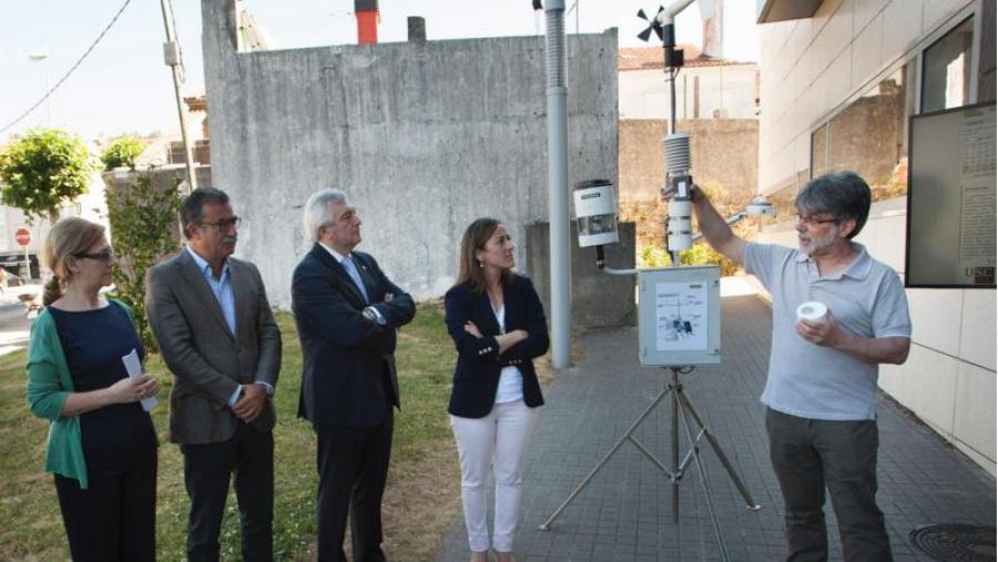 O investigador da USC Salvador Bará explica o funcionamento dos detectores nun acto celebrado nas instalacións de Meteogalicia. Foto: Ana Varela. Xunta de Galicia