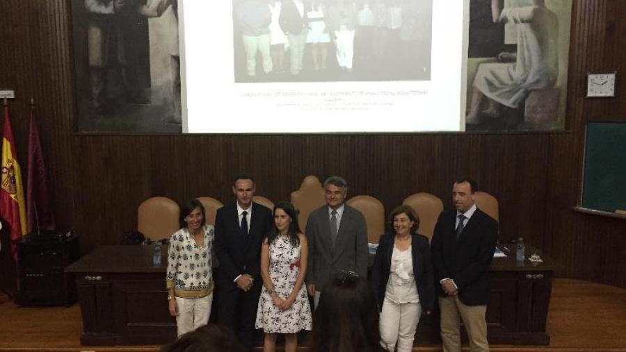 María Celeiro, no centro, xunto cos membros do tribunal encargado do cualificar a súa tese de doutoramento