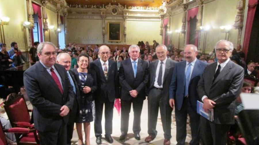 Lorenzo e Santamarina, flanquean a Viaño, xunto con outras autoridades no acto de homenaxe celebrado no Paraninfo da USC