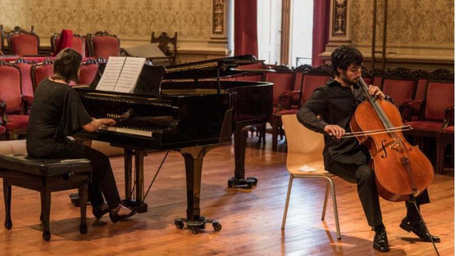 Iago Domínguez e a pianista Simona Kantcheva, nun concerto en Compostela
