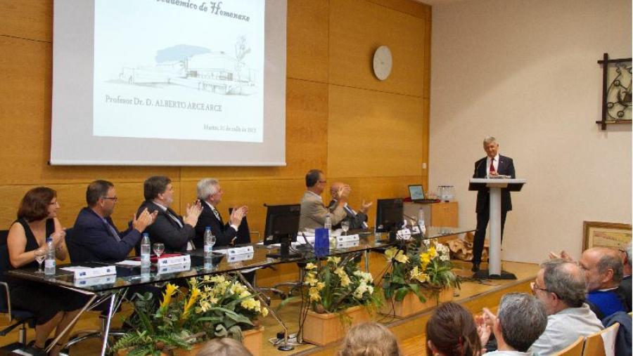 Alberto Arce mostrouse emocionado pola homenaxe dos seus compañeiros  (Foto: Iria Lema)
