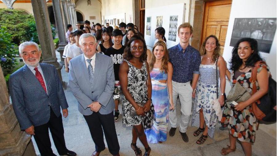 Primeiros pola esquerda Darío Villanueva e Juan Viaño, xunto a alumnado desta nova edición. Foto: Xoán A. Soler/La Voz de Galicia
