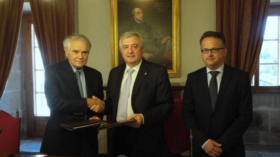 Álvaro Rodríguez e o reitor Juan Viaño saúdanse en presenza de Javier Bueno (Foto:SERVIMAV-USC)