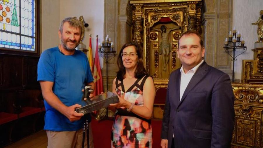 A vicerreitora Dolores Álvarez entre Marek Kamiński (esquerda) e o embaixador Tomás Arabski. Foto: Servimav-USC