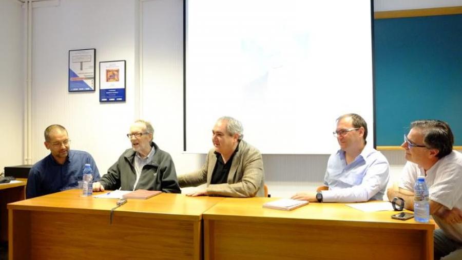 O profesor Mackenzie, segundo pola esquerda, asistiu á homenaxe (Foto: SERVIMAV-USC)