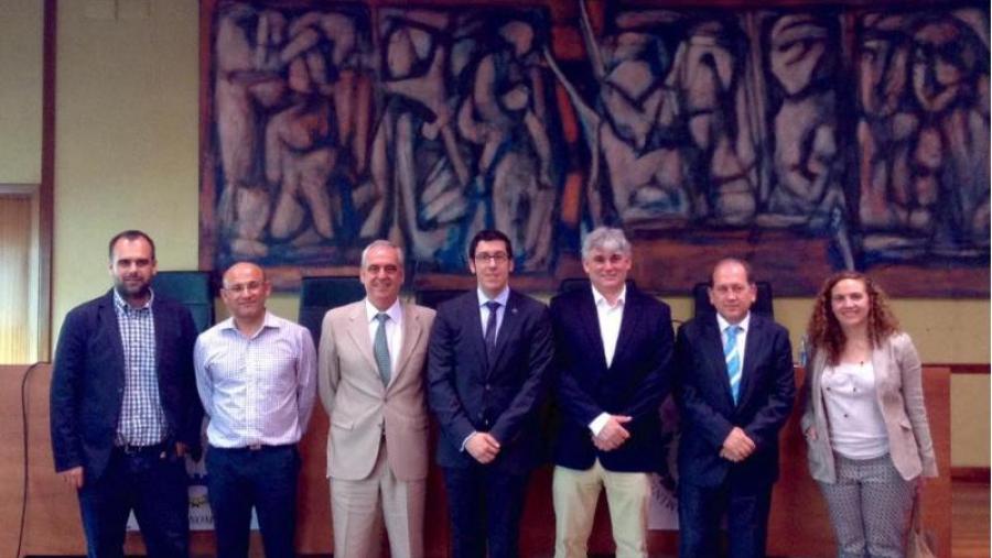 Jesús Barreal, no centro, xunto aos integrantes do tribunal e a directora do traballo María Loureiro